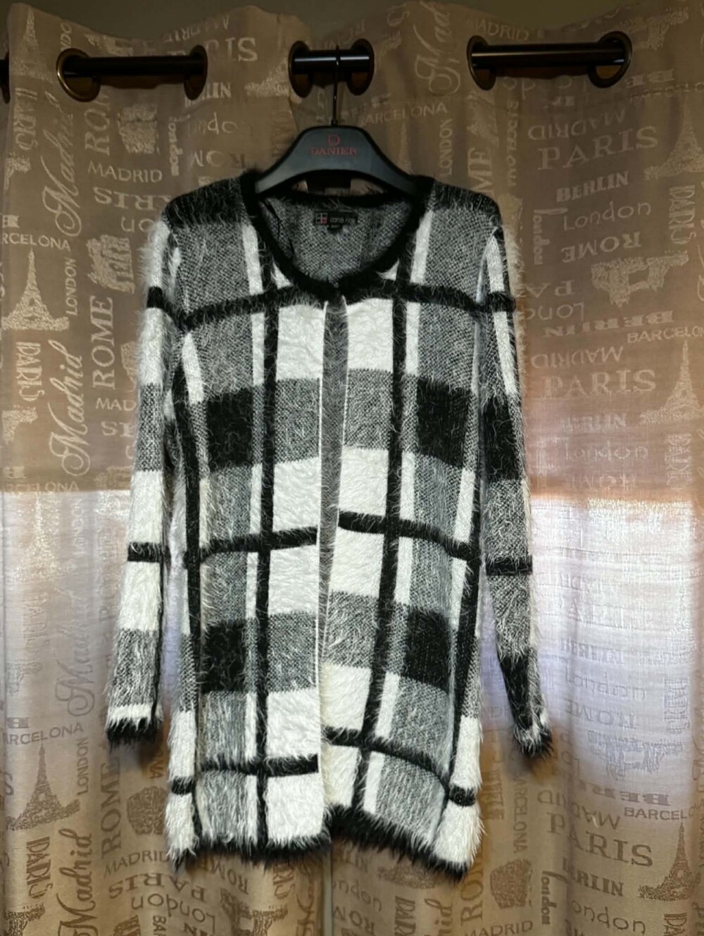 Carre Noir Cozy Black & White Plaid Open Cardigan Sz M Soft Knit Sweater
